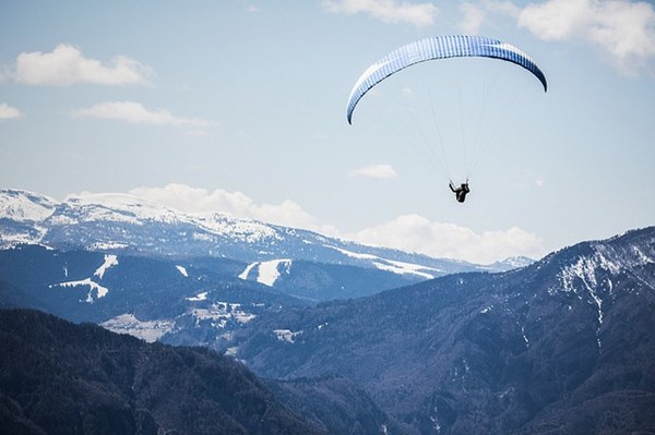 Pratiquer le parapente : 5 raisons pour son initiation