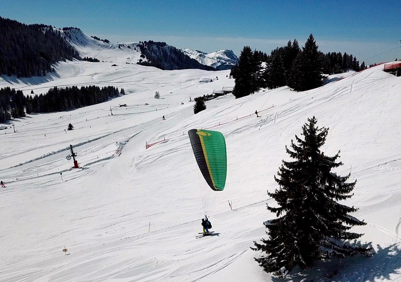 https://www.airmax-parapente.com/uploads/photos/galeries/photos/hd/parapente-clusaz2_542.jpg